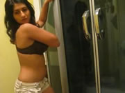 Armenian fille In The Bathroom Strippers