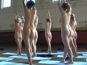 Groupe de jeunes filles nues faisant le yoga