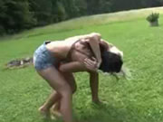 Deux femmes se sont battues sur l’herbe