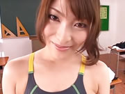 Fille japonaise en maillot de bain doux en classe