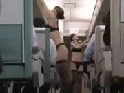 Agent de bord japonais dans le service sexuel d’avion