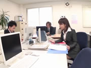 La secrétaire japonaise fait l’amour à son patron