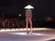 Un seul modèle nu sur le défilé de mode