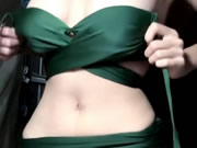 Selfie d'une fille aux seins super parfaits